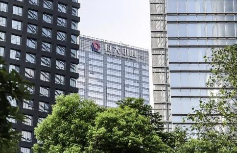 关于广州恒大处于领先地位，对未来场地表示担忧的信息
