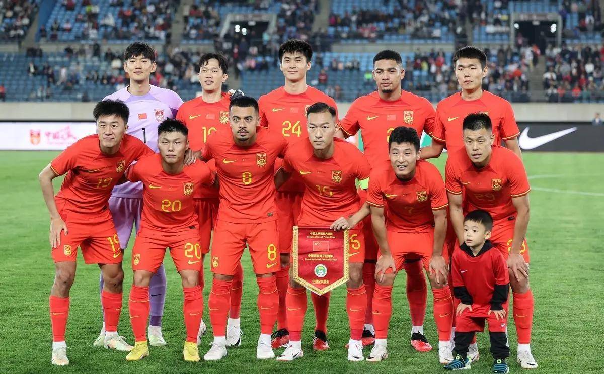 中国足球比赛火爆热播，球员表现逐渐成熟
