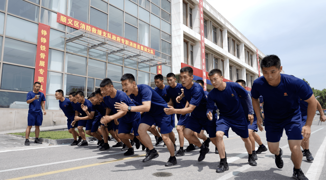 包含纷纷现身赛场，欧洲国家队燃起胜利奋斗之火的词条