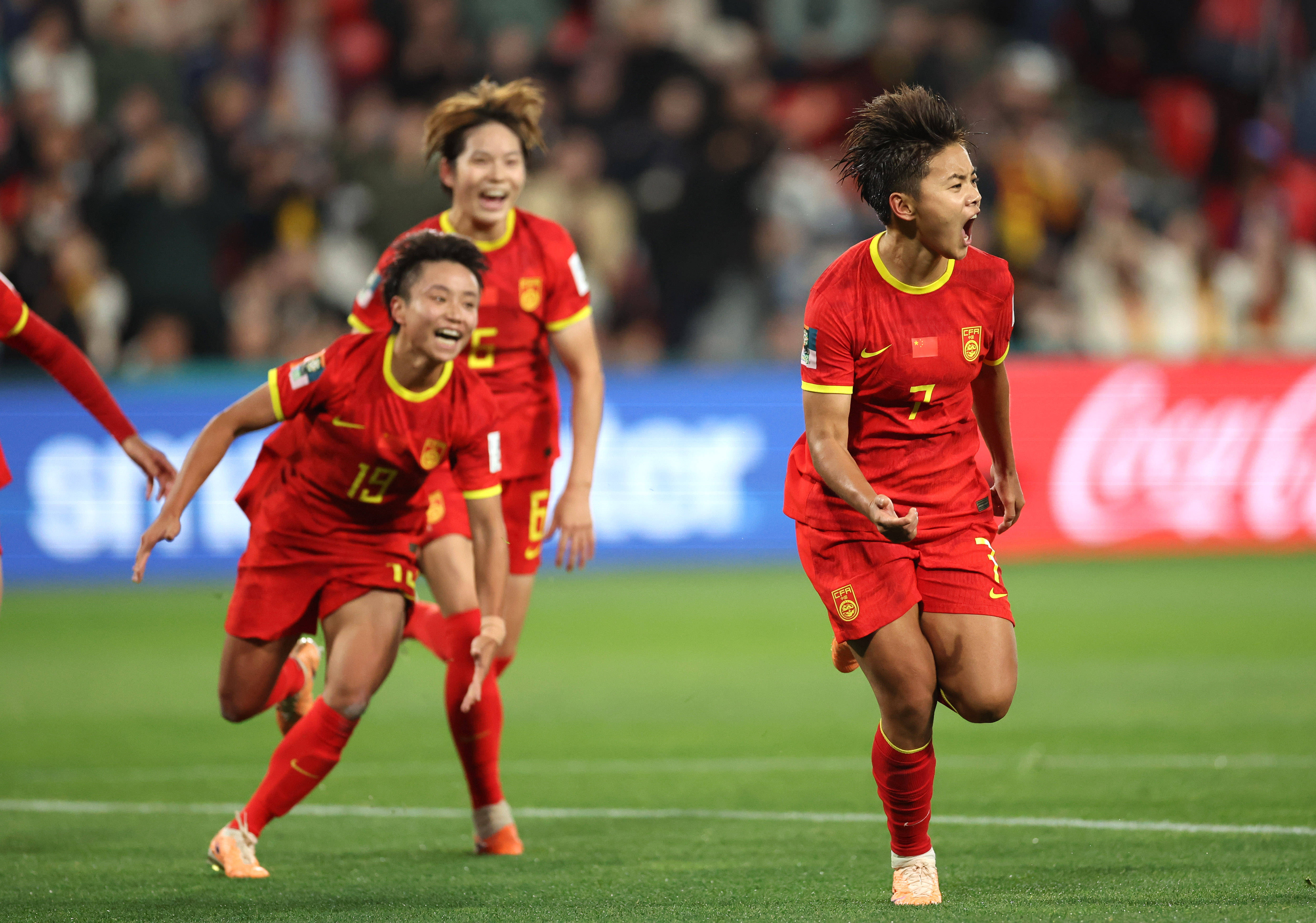 女子足球赛场上中国队表现出色获得认可