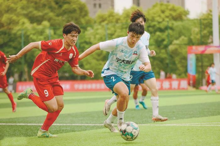包含强队实力相当，角逐八强席位如履薄冰的词条