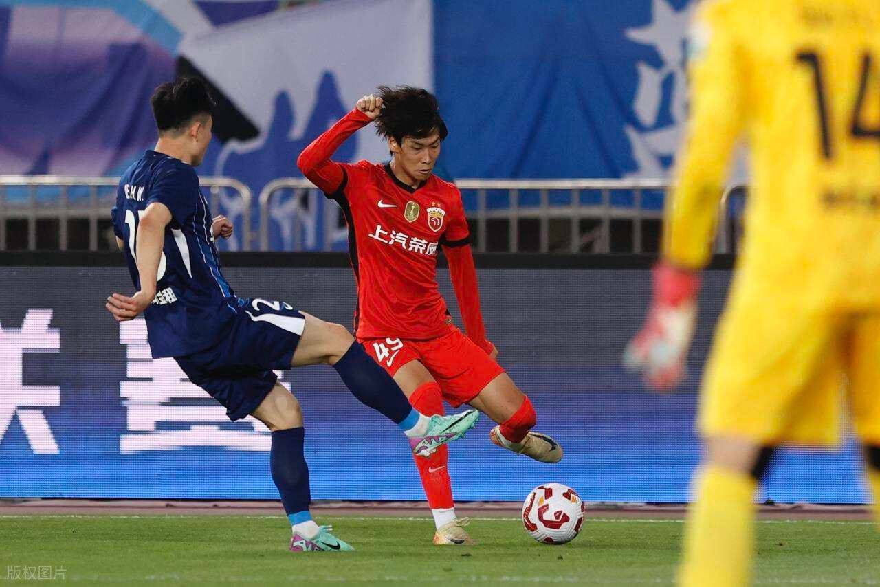 包含上港客场大胜权健，继续追赶榜首位置的词条