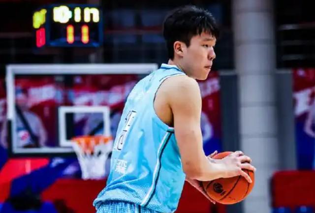 关于青岛持续对杨瀚森进行特训！NBA级教练个性化指导投篮，积极态度助力融入的信息