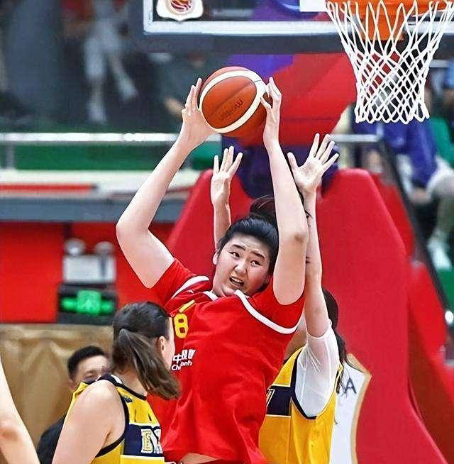 组图：中国女篮备战波黑宫鲁鸣给张子宇开小灶的简单介绍