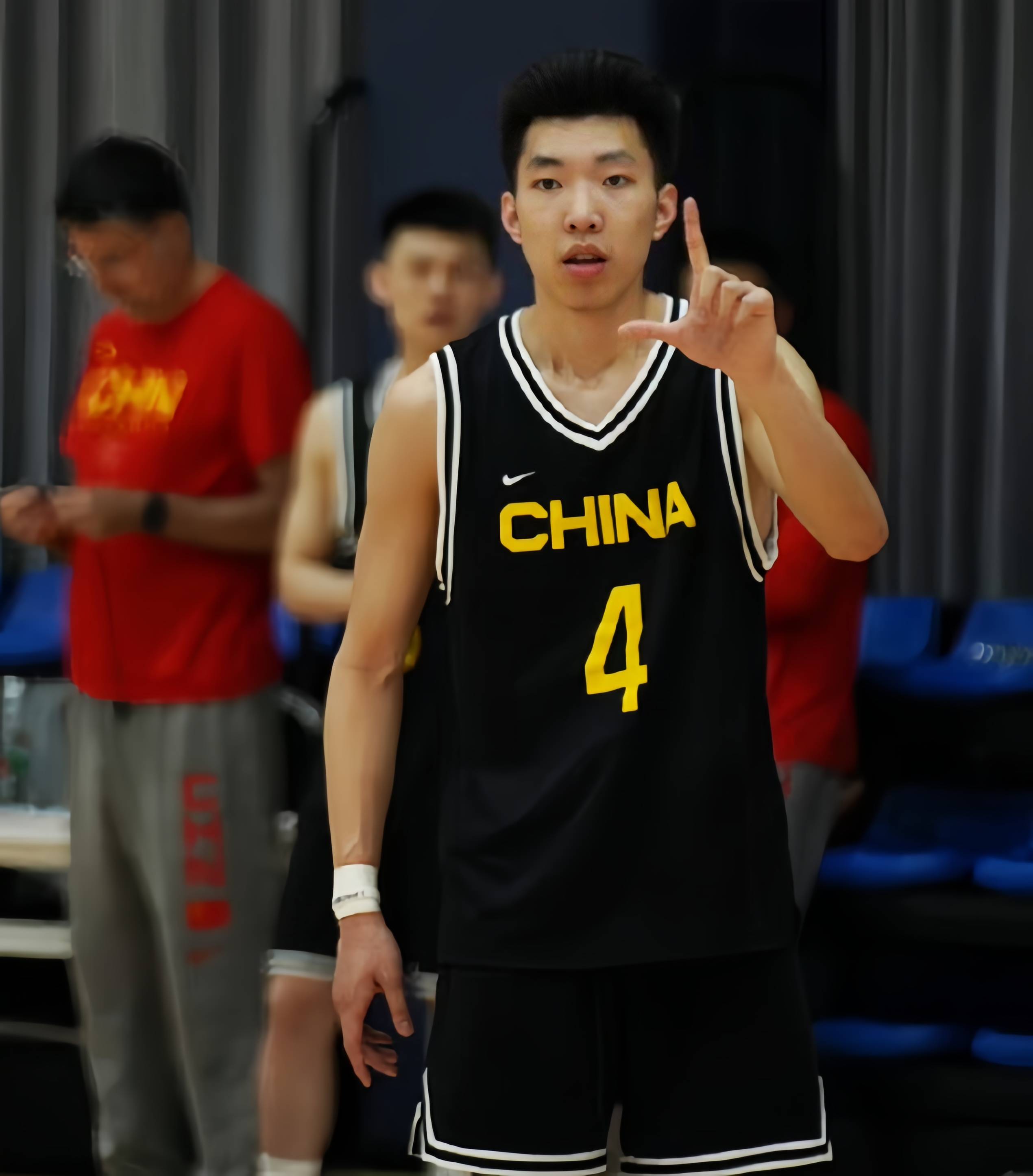 包含难绷！中国男篮出现23次失误全队只有9次助攻的词条