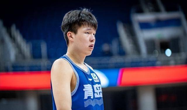 开云体育-关于杨瀚森高位策应传球失误被换下，双手掩面略显沮丧的信息