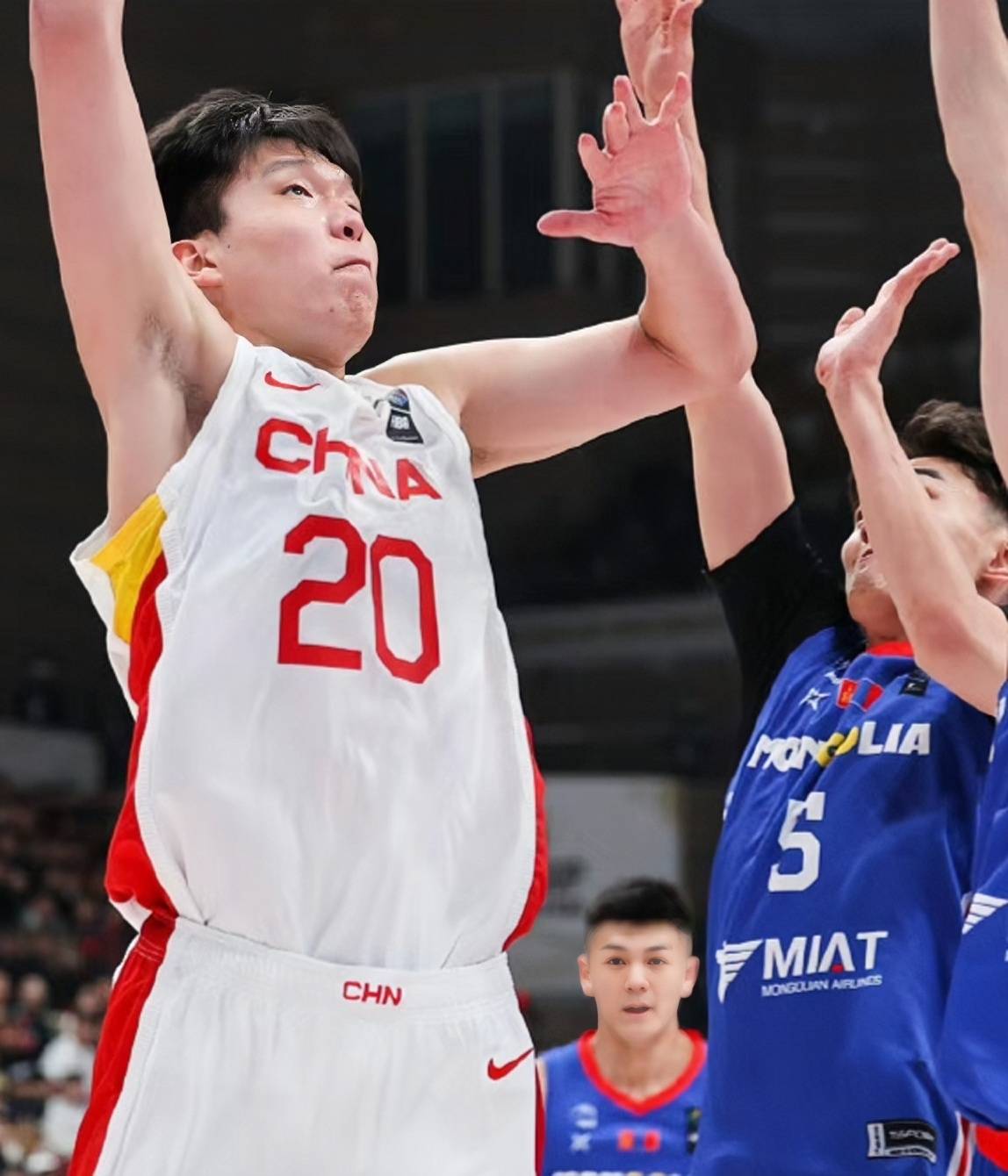 关于杨瀚森高位策应传球失误被换下，双手掩面略显沮丧的信息