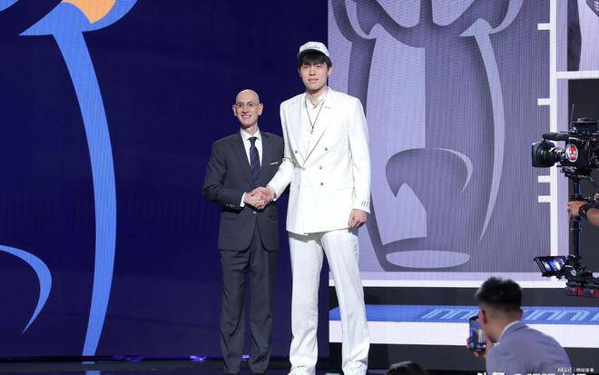 开云体育-NBA选秀盛况回顾：太阳队三换一，开拓者大胆交易选中杨瀚森(nba比尔最新消息)