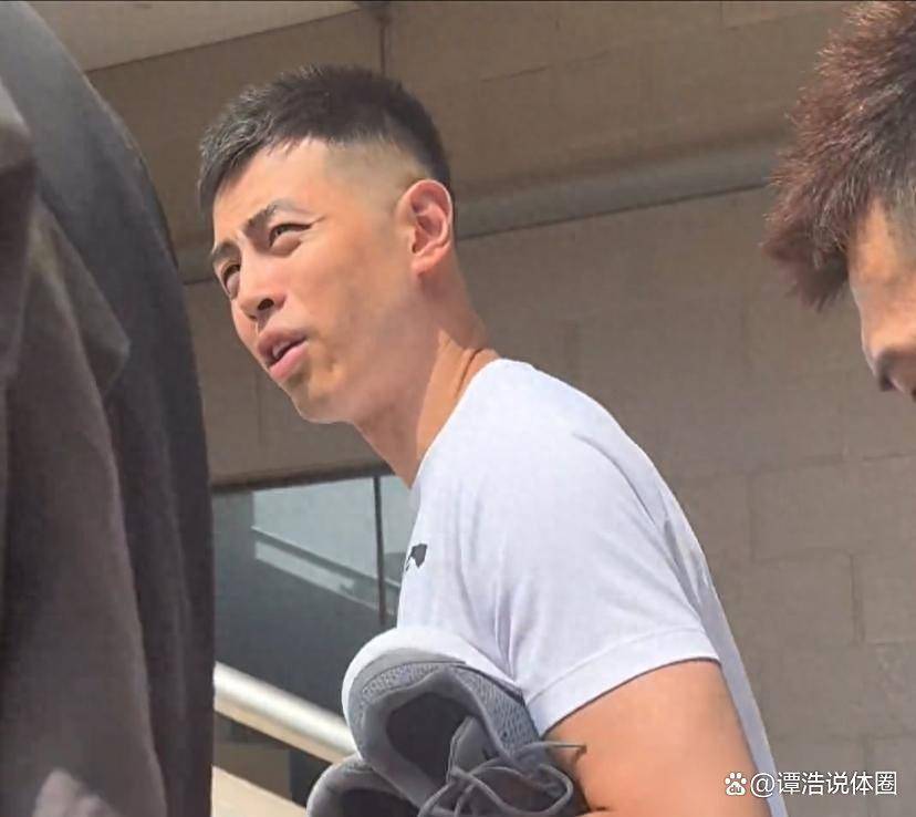 关于北京队与球队队长翟晓川、副队长方硕正式落笔签约的信息